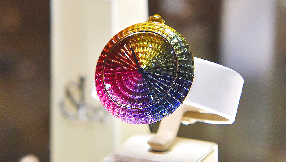 The fully paved Jacob & Co. has presented the high level of craftsmaship of watchmaking and gem-setting skills.