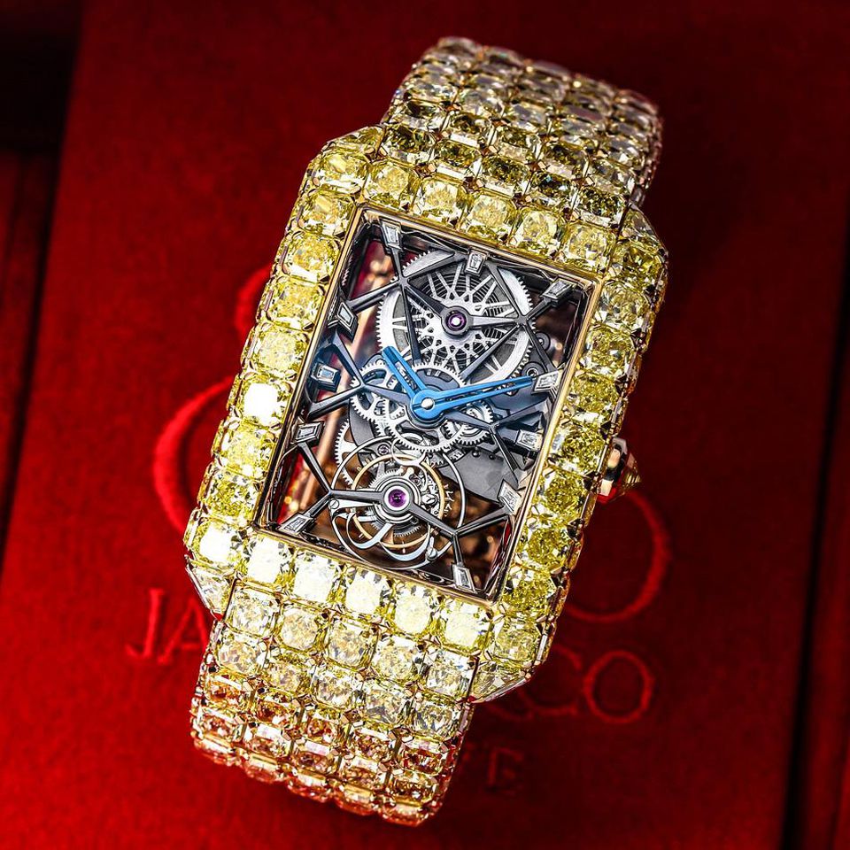 The yellow diamonds set on the case and bracelet are with same quality and colors.