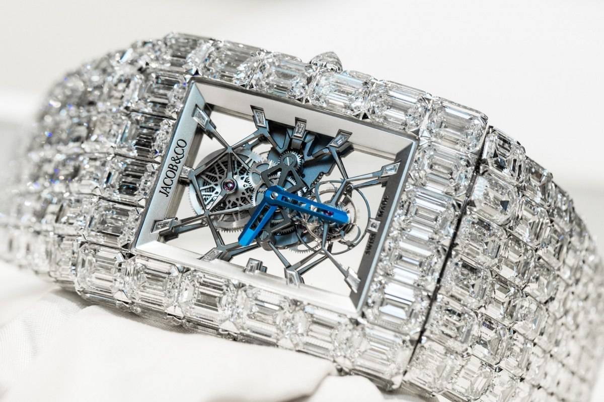 The blue hands are contrasting to he background, and through the transparent case back we can clearly enjoy the beauty of the movement.