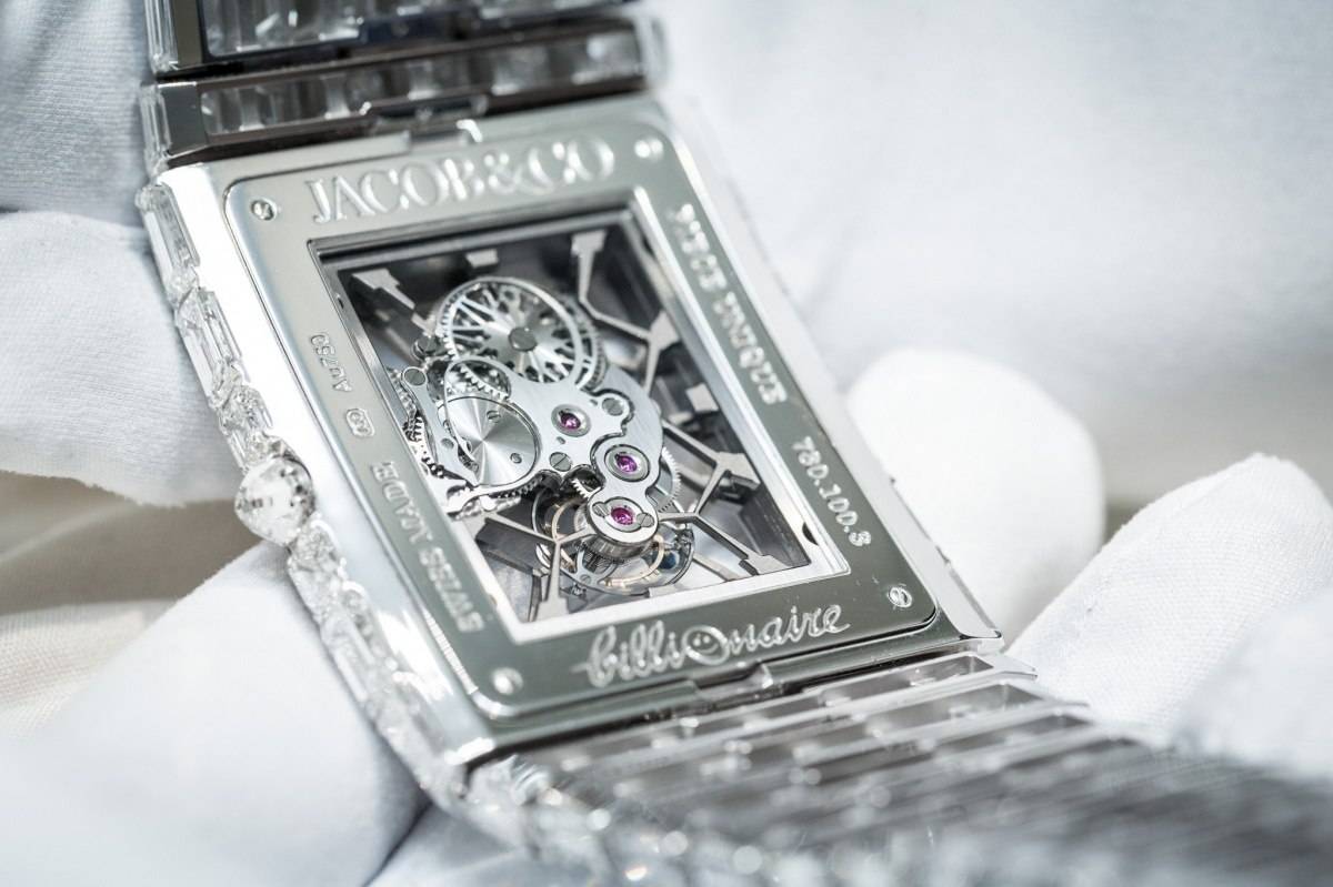 The diamonds set on the full bracelet and case will perfectly enhance the charm of the wearers.