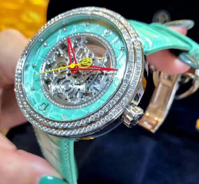 The hour markers have been made of the diamonds, adding a feminine touch to the model.