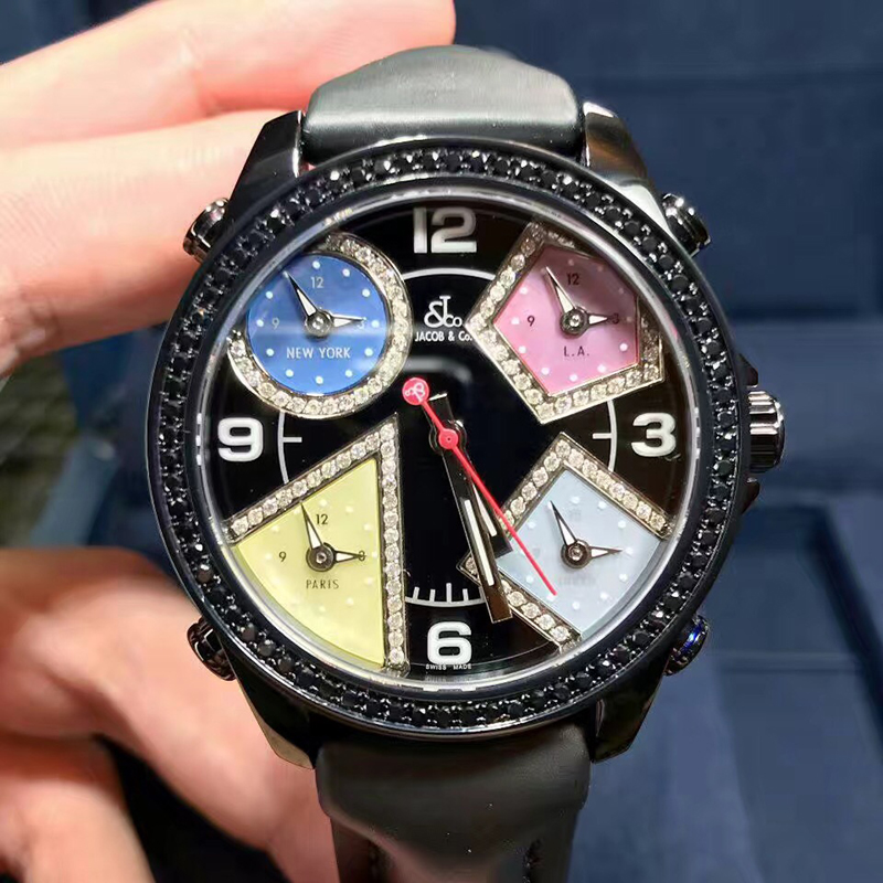 The red second hand is contrasting to the black background,offering great legibility.