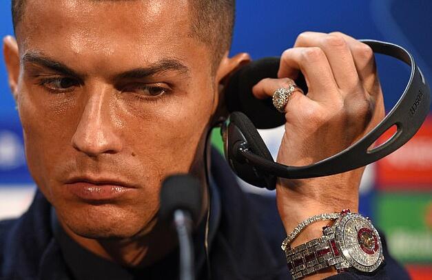 There are totally 424 diamonds paved on the whole watch.