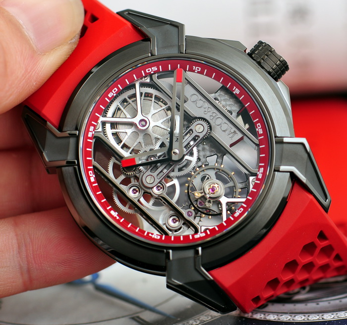 The red-black color matching is contrasted, sporting a distinctive look of modern style.