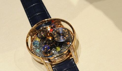 The timepiece presents high level of watchmaking craftsmanship.