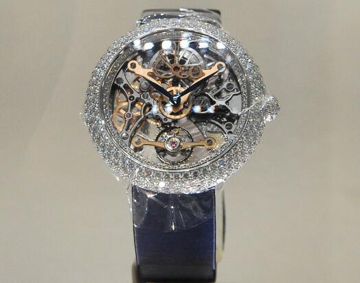 The diamonds on the case add the nobility and luxury to the model.
